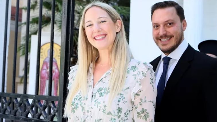 Η Θεοδώρα Ντε Γκρες με φλοράλ φούστα στην πρόβα γάμου του αδελφού της, Νικόλαου, με τη Χρυσή Βαρδινογιάννη