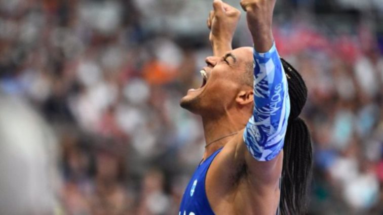 Η αποθεωτική υποδοχή του Εμμανουήλ Καραλή στο Ολυμπιακό Χωριό - "Πρώτη φορά κλαίω από δάκρυα χαράς"