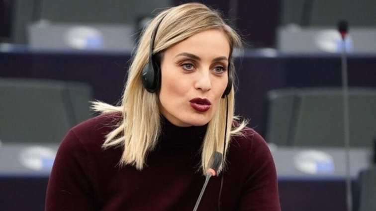 Η Ελεονώρα Μελέτη με το χρώμα μανικιούρ που δείχνει sexy ακόμα και σε κοντά νύχια