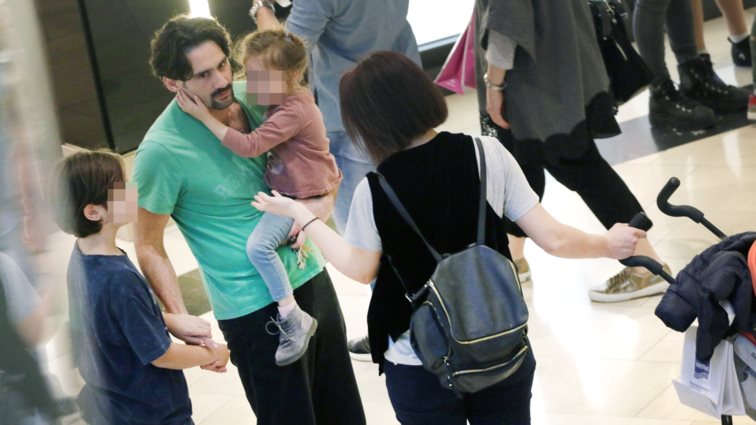 Ο Οδυσσέας Παπασπηλιόπουλος σε σπάνια δημόσια εμφάνιση με τα παιδιά του και την πρώην σύζυγό του