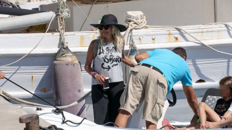 Η Άννα Βίσση σε χαλαρές στιγμές εν πλω με τα εγγόνια της