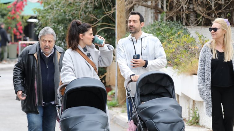 Ο Σάκης Τανιμανίδης &amp; η Χριστίνα Μπόμπα στην πιο #FamilyGoal βόλτα με τους παππούδες και τις δίδυμες