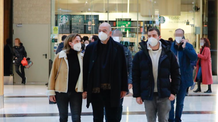 Ο Νίκος Δένδιας σε σπάνια δημόσια εμφάνιση με τη σύζυγο και τον γιο του