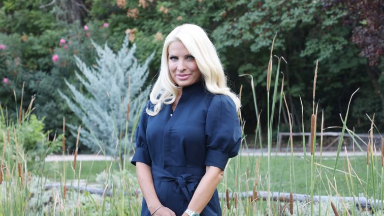 Η Ελένη Μενεγάκη φόρεσε το Marks &amp; Spencer φόρεμα στην πιο hot απόχρωση του φθινοπώρου