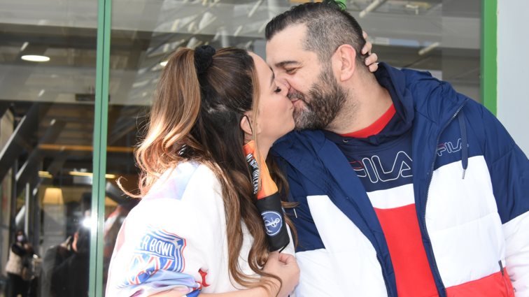 Κατερίνα Στικούδη &amp; Βαγγέλης Σερίφης | Το τρυφερό φιλί κατά την έξοδο τους από το μαιευτήριο