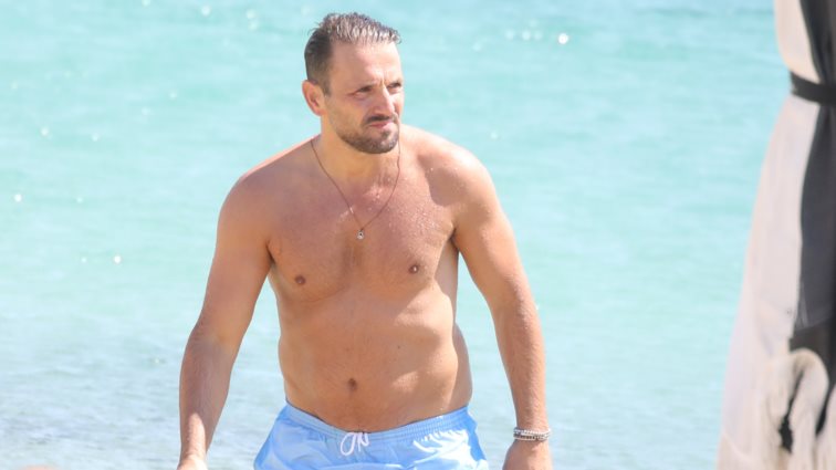 Ο Νίκος Βέρτης σε εντυπωσιακά στιγμιότυπα με το μαγιό του στη Μύκονο