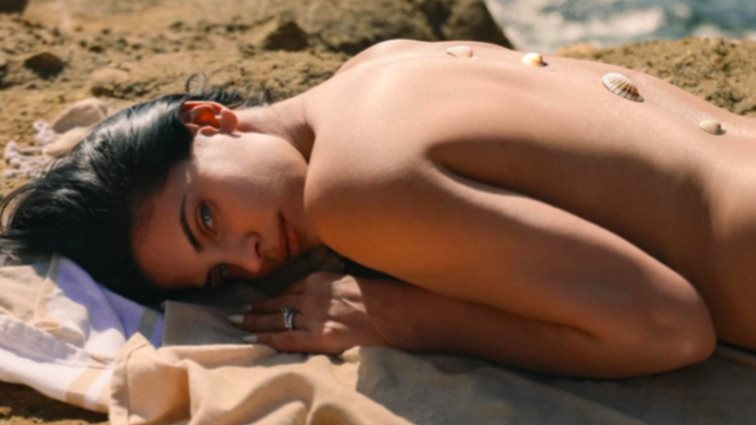 Οι αδημοσίευτες φωτογραφίες της Χριστίνας Μπόμπα από τις καλοκαιρινές της στιγμές