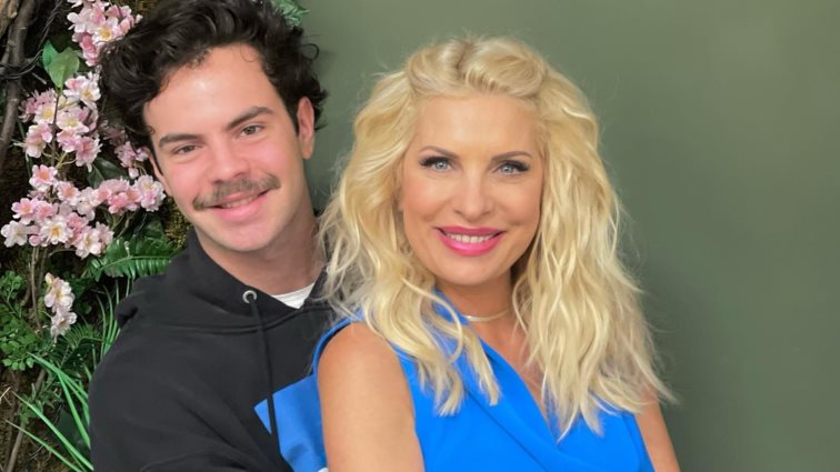 Η Ελένη Μενεγάκη έστειλε τις ευχές της στον γιο της Άγγελο on air | Δείτε το βίντεο