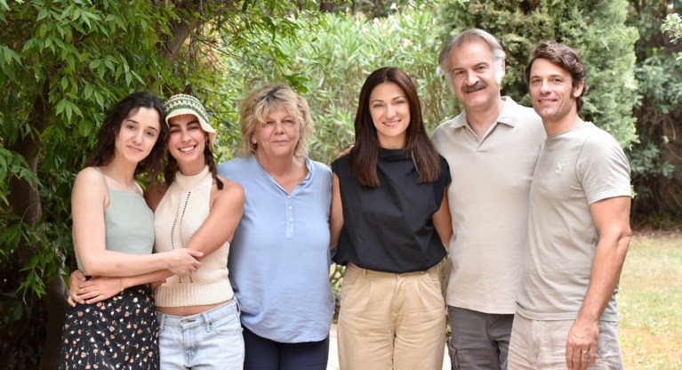 Η σκηνοθέτις της σειράς, Βίκυ Μανώλη με μερικούς από τους πρωταγωνιστές της σειράς