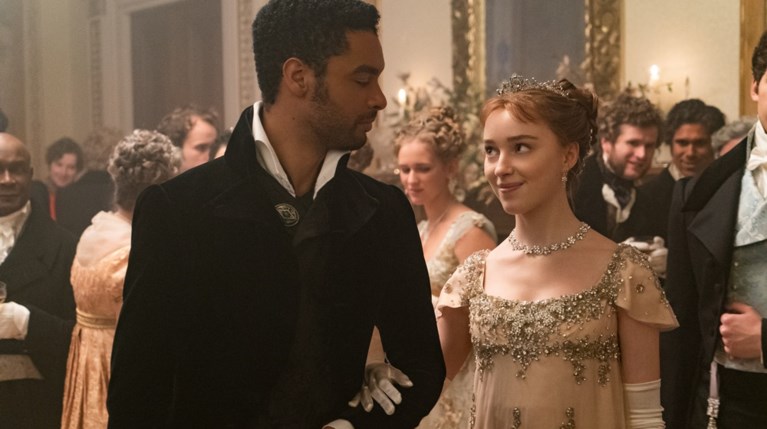 Rege-Jean Page as Simon Basset, Phoebe Dynevor as Daphne Bridgerton