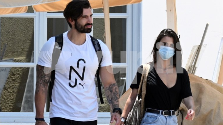 Ο Ηλίας Γκότσης με συνοδό στις Σπέτσες