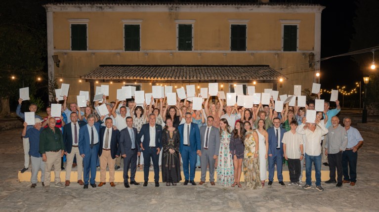 Αναμνηστική φωτογραφία με τους επαίνους της βραδιάς