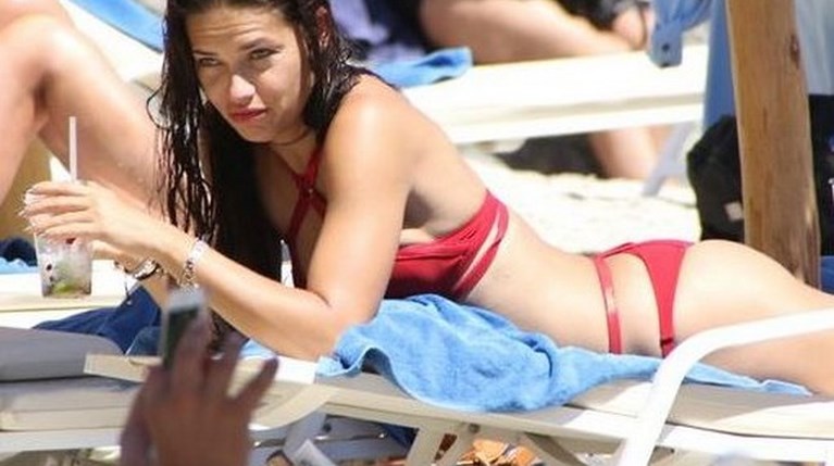 Η Adriana Lima στην Ψαρρού (1)