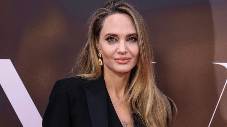 Angelina Jolie R