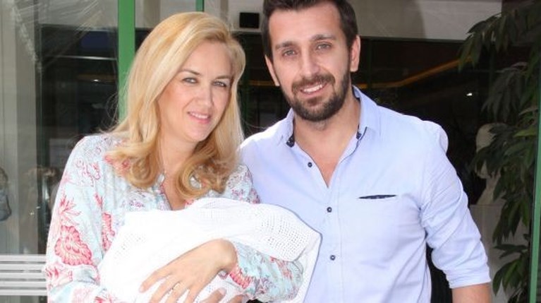 Θάνος Πετρέλης και Σοφία Μοσχοπούλου κατά την έξοδό τους από το μαιευτήριο Ιασώ (1)