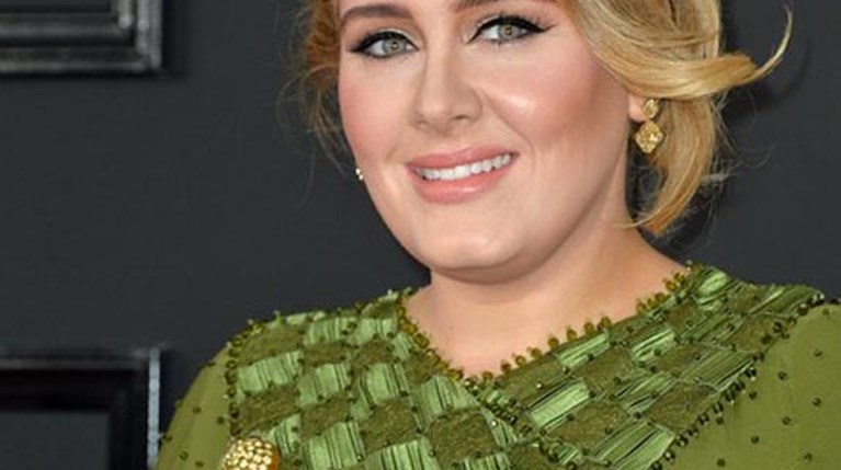 H Adele έσπασε στα δύο το βραβείο της στα χθεσινά βραβεία Grammy