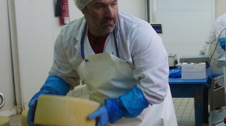 Ο Σπύρος Χαριτάτος ως τυροκόμος (1)