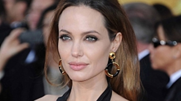 Angelina Jolie R