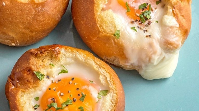 Γεμιστά Ψωμάκια με Αυγό, Γραβιέρα και Ζαμπόν