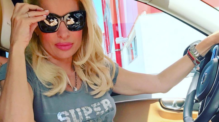 Ελένη Μενεγάκη - διακοπές αυτοκίνητο