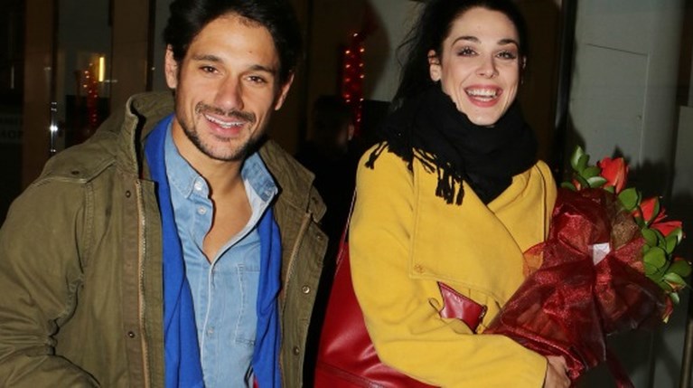 Ο Πάνος Βλάχος και η Ιωάννα Τριανταφυλλίδου έξω από το θέατρο «Γκλόρια» (4)