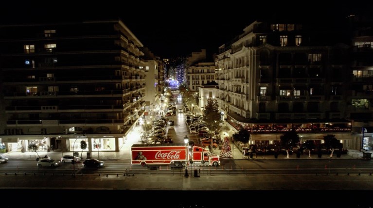 το εμβληματικό φορτηγό της Coca-Cola φτάνει στην Αθήνα
