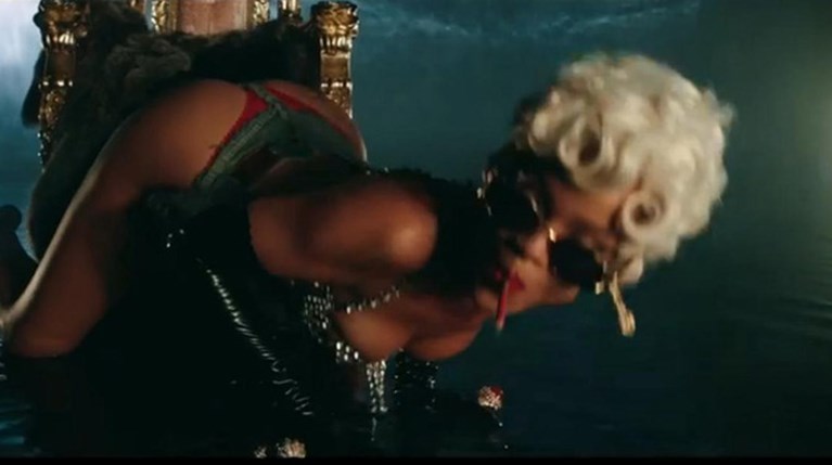 Rihanna - Pour It Up
