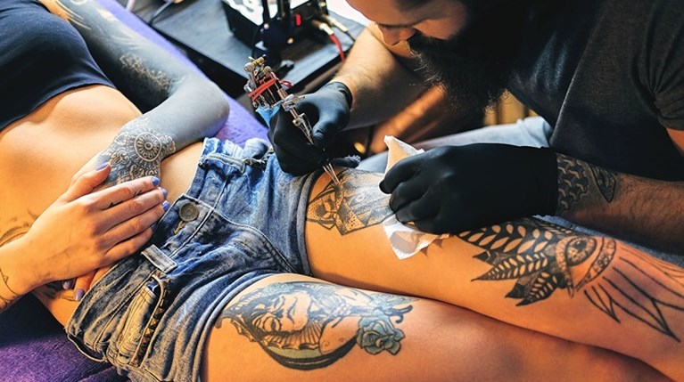 Tips από κορυφαίους tattoo artists για αποφυγή λαθών πριν χτυπήσεις το επόμενο