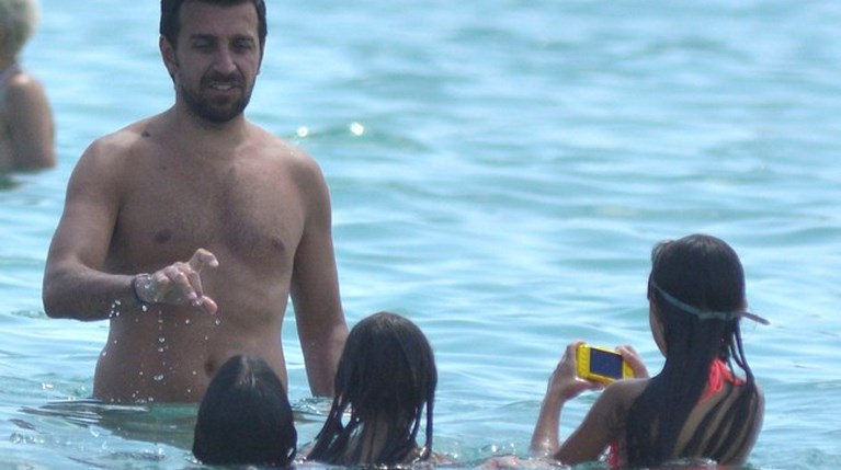 Ο Θάνος Πετρέλης με τη Σοφία Μοσχοπούλου και τα παιδιά τους σε παραλία της Βάρκιζας (1)