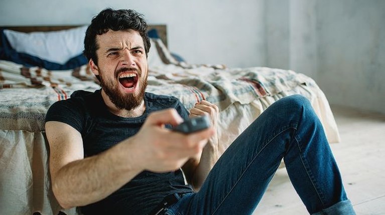 Άντρας Βρίζει