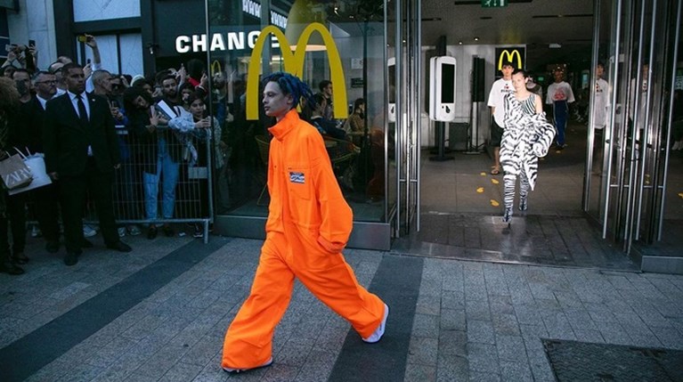 Τα πιο απροσδόκητα μέρη που μετατράπηκαν σε catwalk