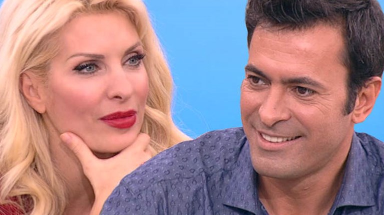 Ο Νίκος Παπαδάκης Στην Ελένη Μενεγάκη