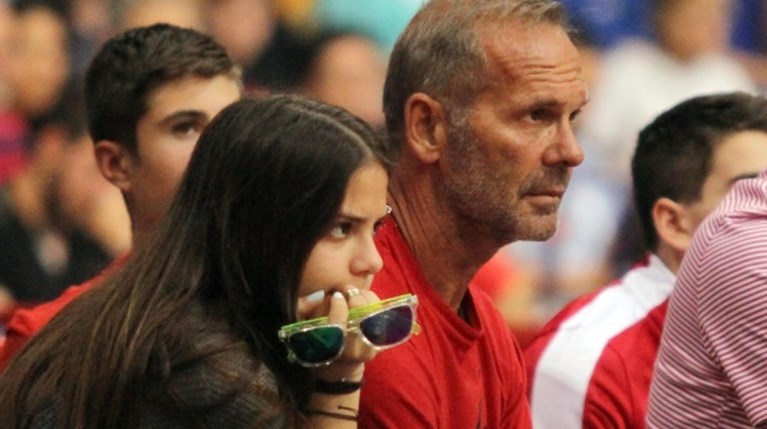 Ο Πέτρος Κωστόπουλος και η κόρη του, Αλεξάνδρα, στο γήπεδο (1)