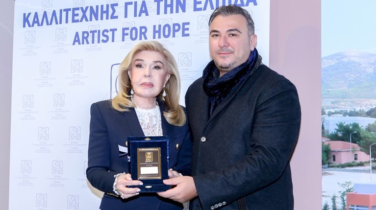 Ο Αντώνης Ρέμος  στην Ογκολογική Μονάδα της Ελπίδας (2)