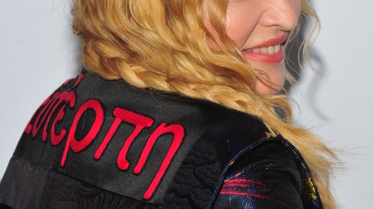 Madonna - Σε εκδήλωση του Billboard με σακάκι με τη λέξη «Ευτέρπη» (1)