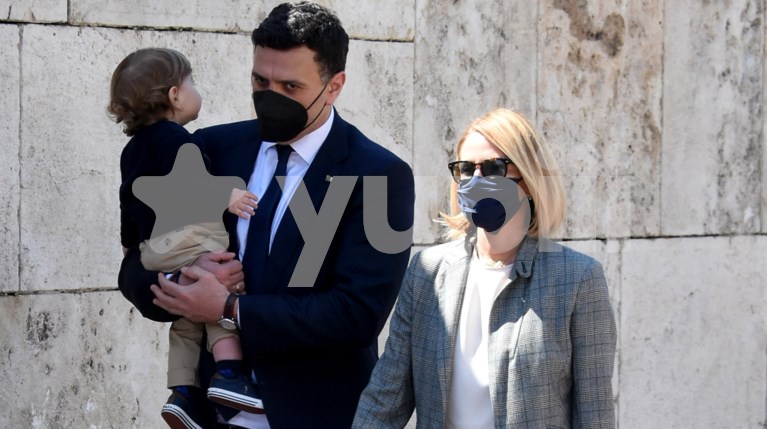 Βασίλης Κικίλιας & Τζένη Μπαλατσινού με το γιο τους στο Σύνταγμα