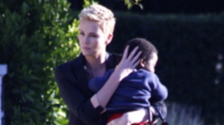 Σαρλίν Θερόν με τον γιο της r