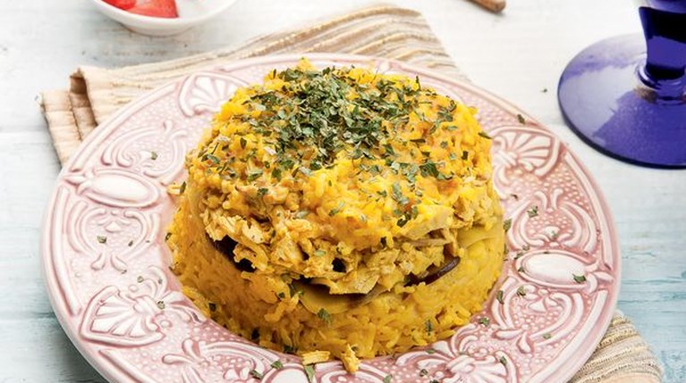 Συνταγή: Αραβική maklooba με κοτόπουλο και λαχανικά, από την Αργυρώ Μπαρμπαρίγου