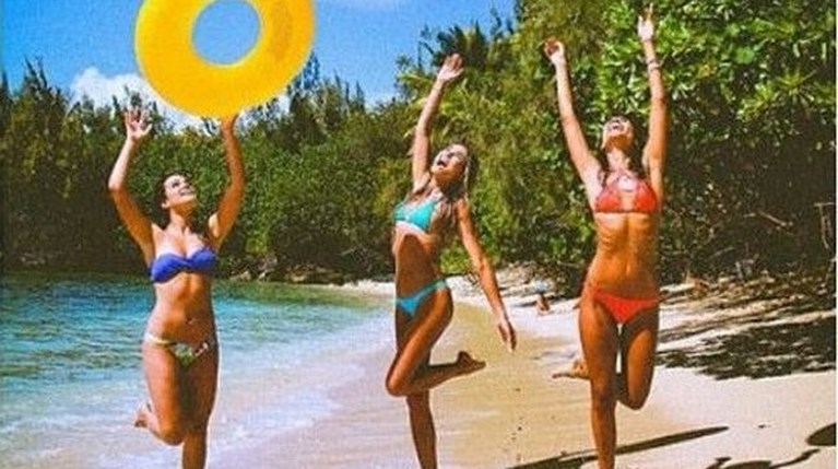 5 tips για να βγαίνεις τέλεια στις φωτογραφίες με το μαγιό σου