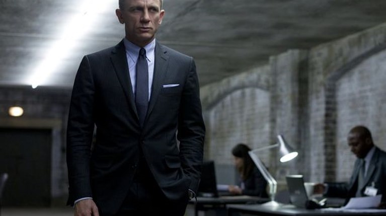 Daniel Craig r