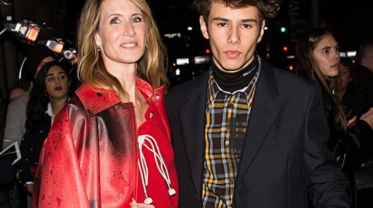 Ο 16χρονος γιος της Laura Dern ετοιμάζεται να κάνει το ντεμπούτο του στο modeling