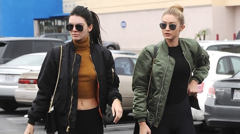 3 stylish χτενίσματα για υπέροχα μαλλιά ακόμα και τις πιο βροχερές μέρες