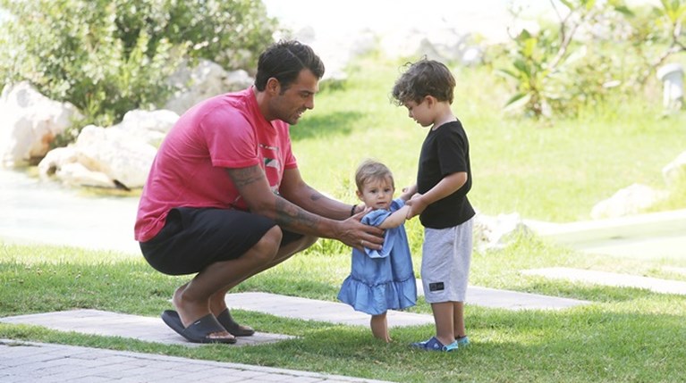Ο Στέλιος Χανταμπάκης με τα παιδιά του στη Ρόδο (1)