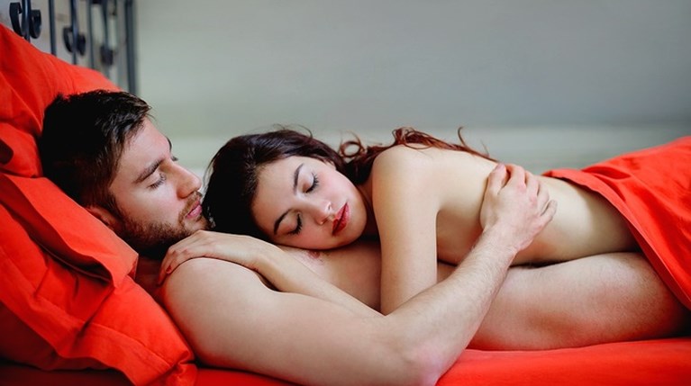 Ποια είναι τα οφέλη του να κοιμάσαι γυμνός