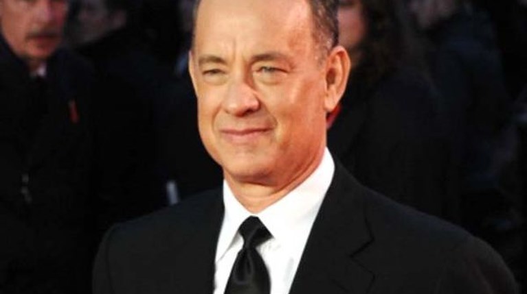 Tom Hanks r