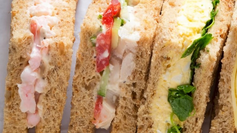 Πώς να μειώσεις τις θερμίδες από τα σάντουιτς; 5 βασικές συμβουλές για να το κάνεις εύκολα