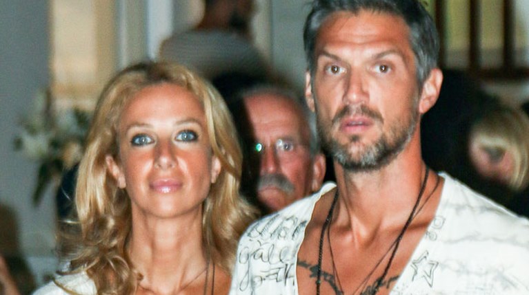 Ο Αλέξανδρος Παρθένης με τη συνοδό του στη Μύκονο R