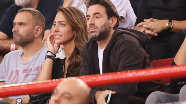 Στο στάδιο Ειρήνης και Φιλίας βρέθηκε η Δόμνα Μιχαηλίδου μαζί με τον σύντροφό της, τον Λεωνή Μαντωνάκη. Η Υφυπουργός Παιδείας και ο γνωστός γιατρός παρακολούθησαν τον αγώνα μάσκετ του Ολυμπιακού με την Barcelona.