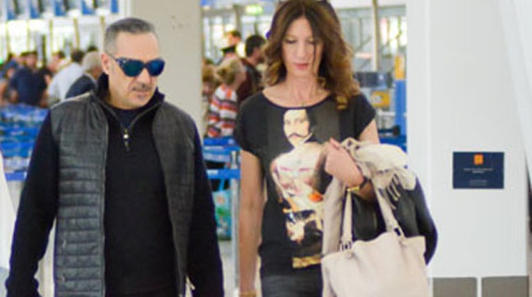 Ο Νότης Σφακιανάκης με την σύζυγο και την κόρη του στο αεροδρόμιο R