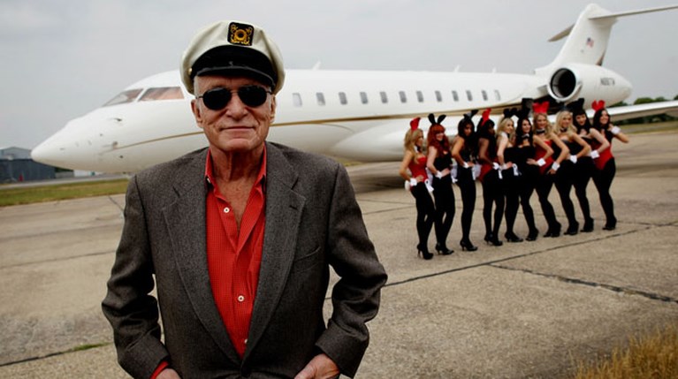 H ιστορία της ζωής του μεγάλου Hugh Hefner έχει επιτέλους trailer (NSFW)